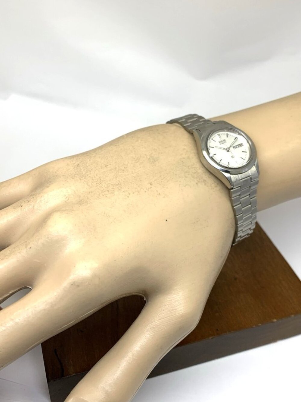 Seiko Womens Watch 2A23-0290 Vintage Quartz Day Date Silver Stainless Steel 23mm - Picture 5 of 15